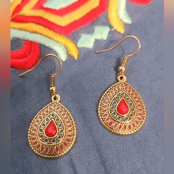 ⭐️3/$25⭐️🆕️ Gold Drop Earrings  - Picture 1 of 4